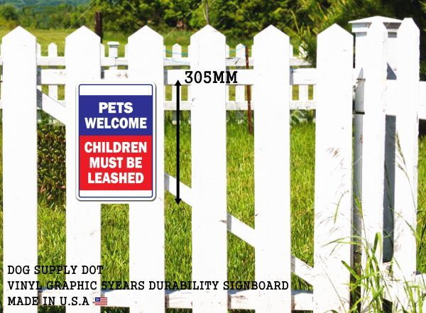 PETS WELCOME CHILDREN MUST BE LEASHEDサインボード