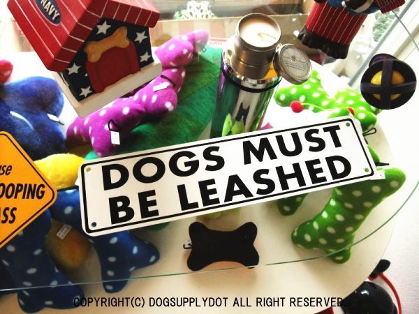 DOGS MUST BE LEASHED アルミ製スモールサインボード